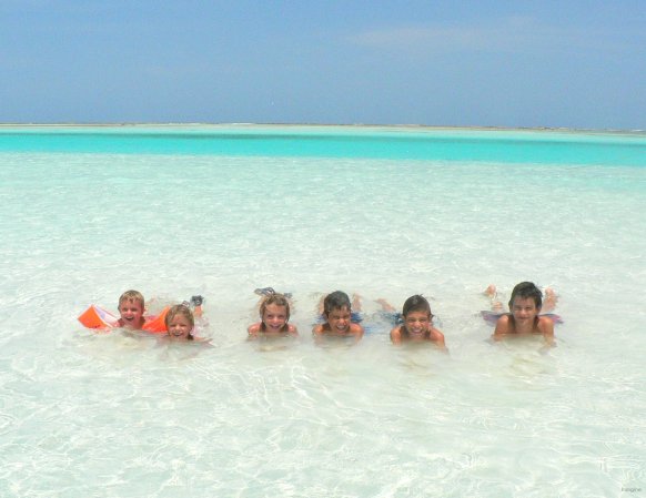 20- Les enfants dans le lagon 